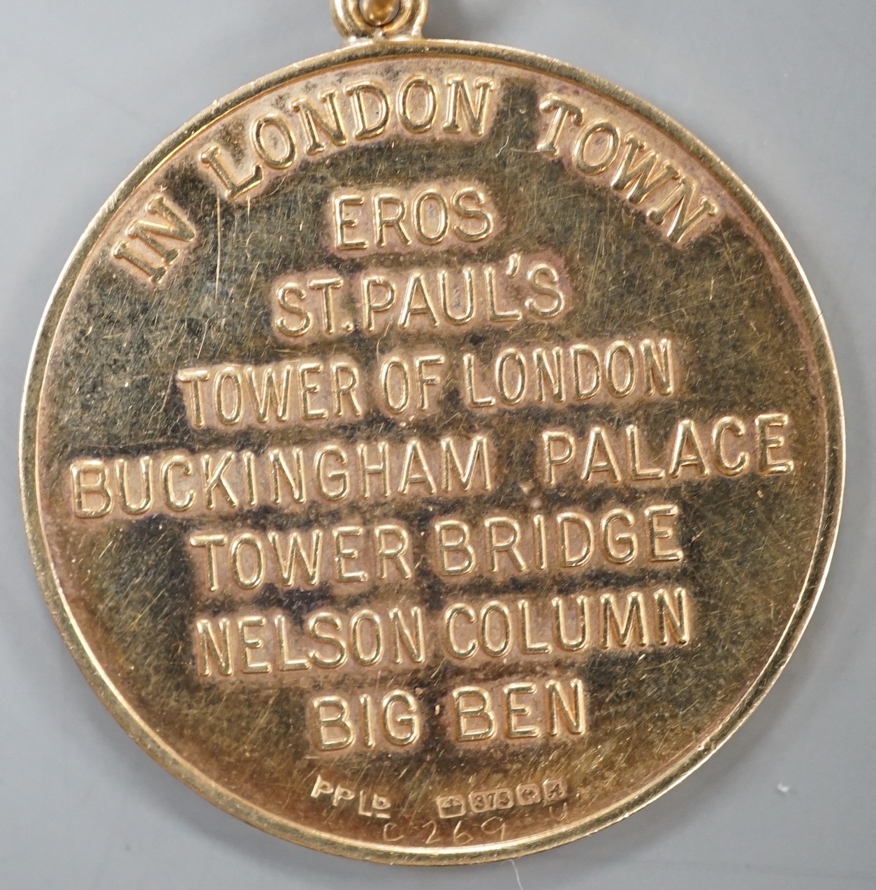 A 1970's 9ct gold 'London Town' medallion, 8.5 grams.